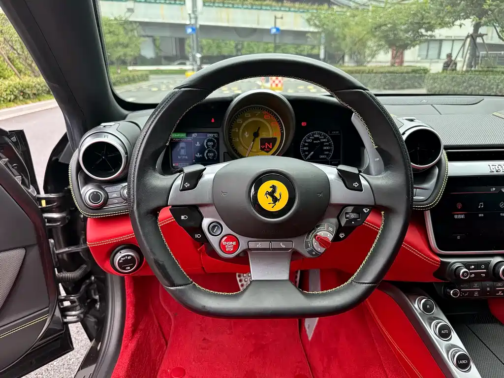 Ferrari GTC4Lusso 2020 — фото 16