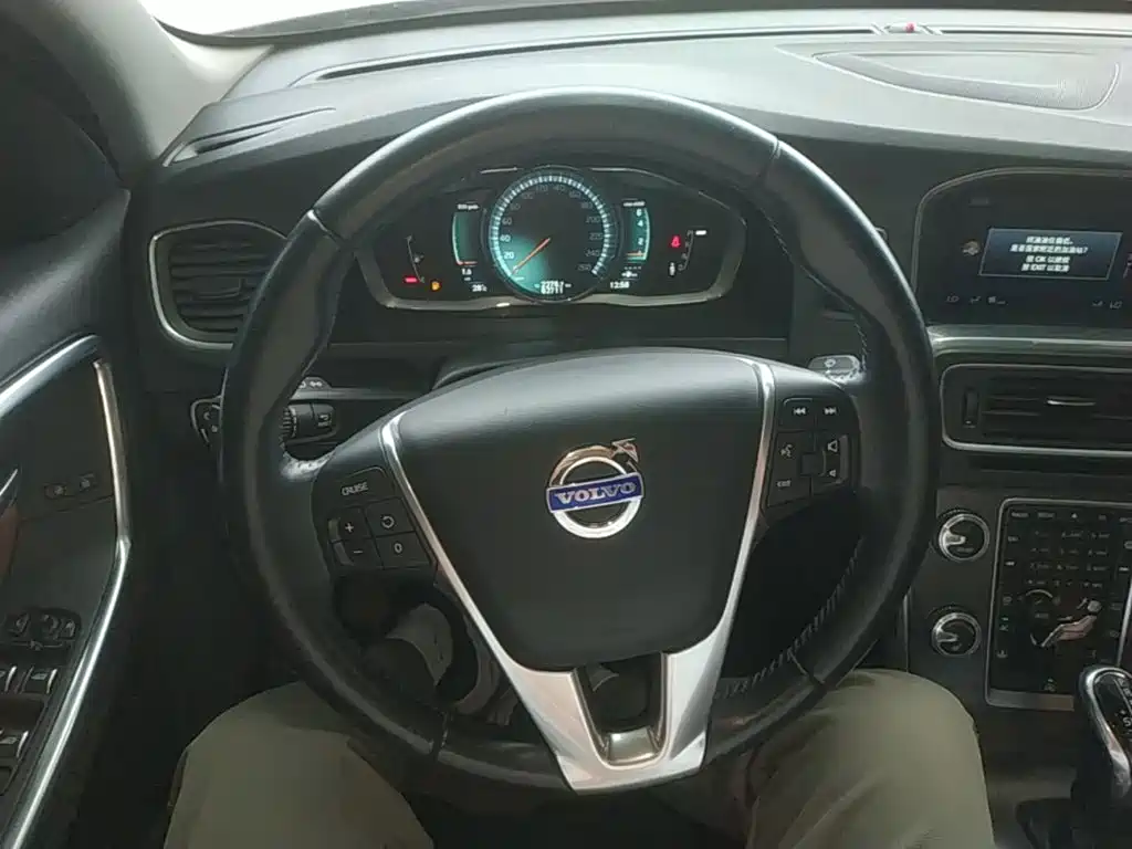 Volvo S60 2015 — фото 11