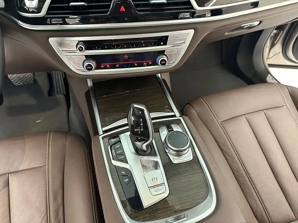 BMW 7 Series 2018 — фото 19