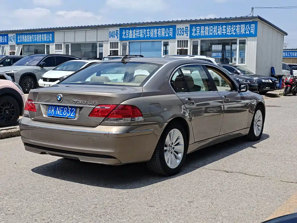 BMW 7 Series 2009 — фото 11