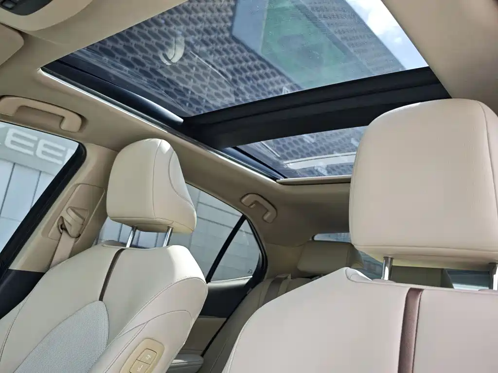 Toyota Camry 2018 — фото 12