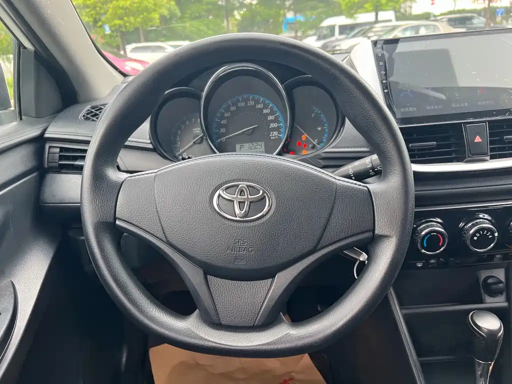 Toyota Yaris L 2017 — фото 17