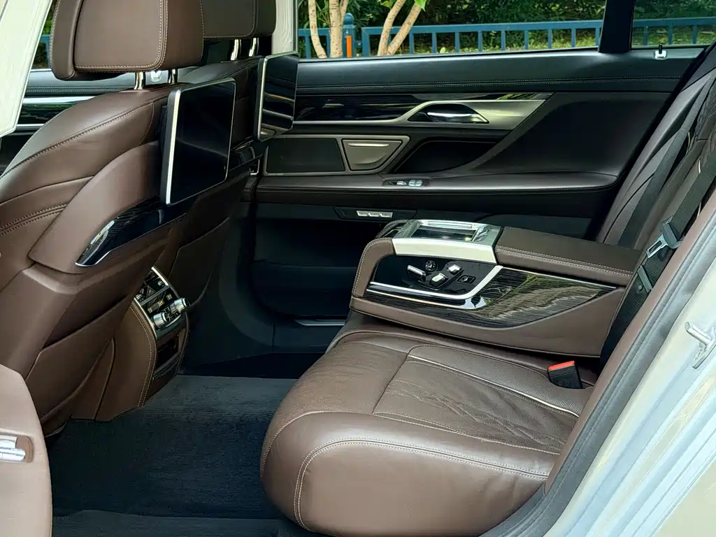 BMW 7 Series 2017 — фото 10