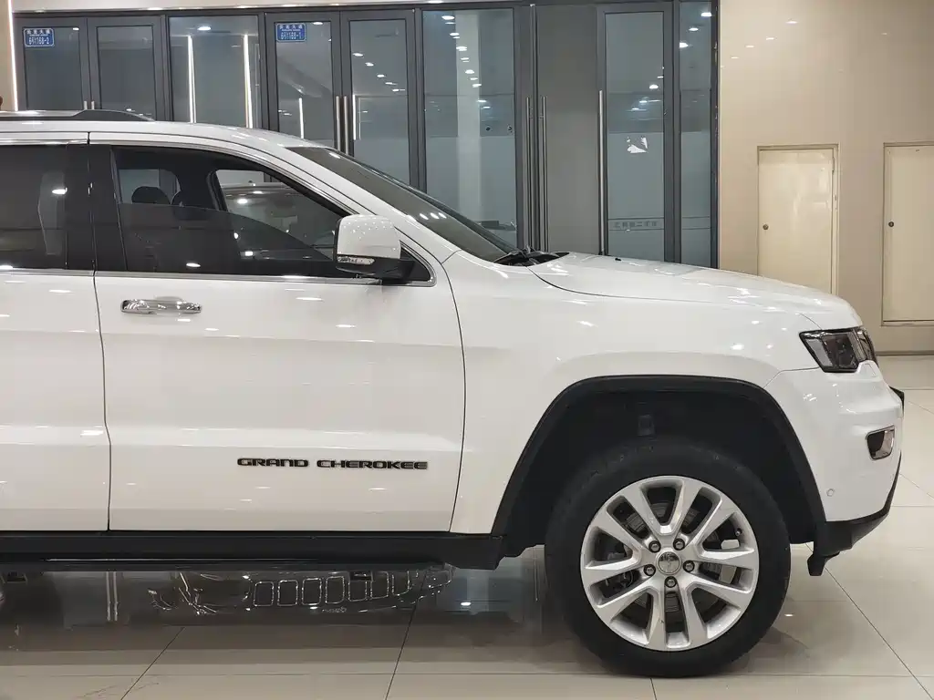 Jeep Grand Cherokee 2017 — фото 16