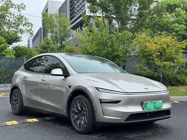 Tesla Model Y L 2025