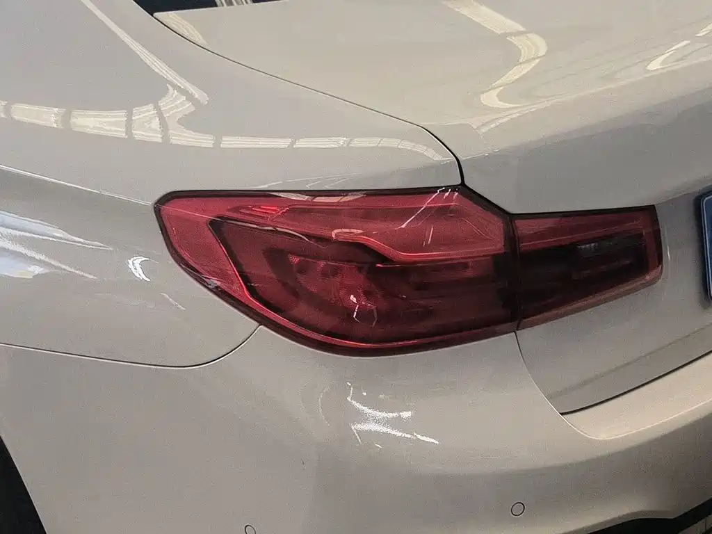 BMW 5 Series 2018 — фото 14