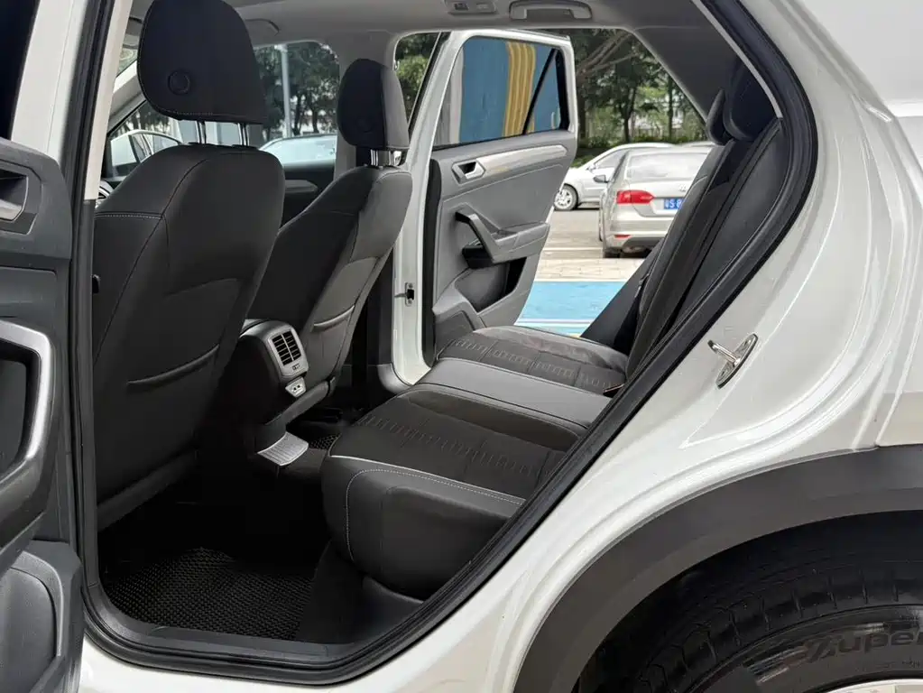 Volkswagen T-Roc 2023 — фото 13