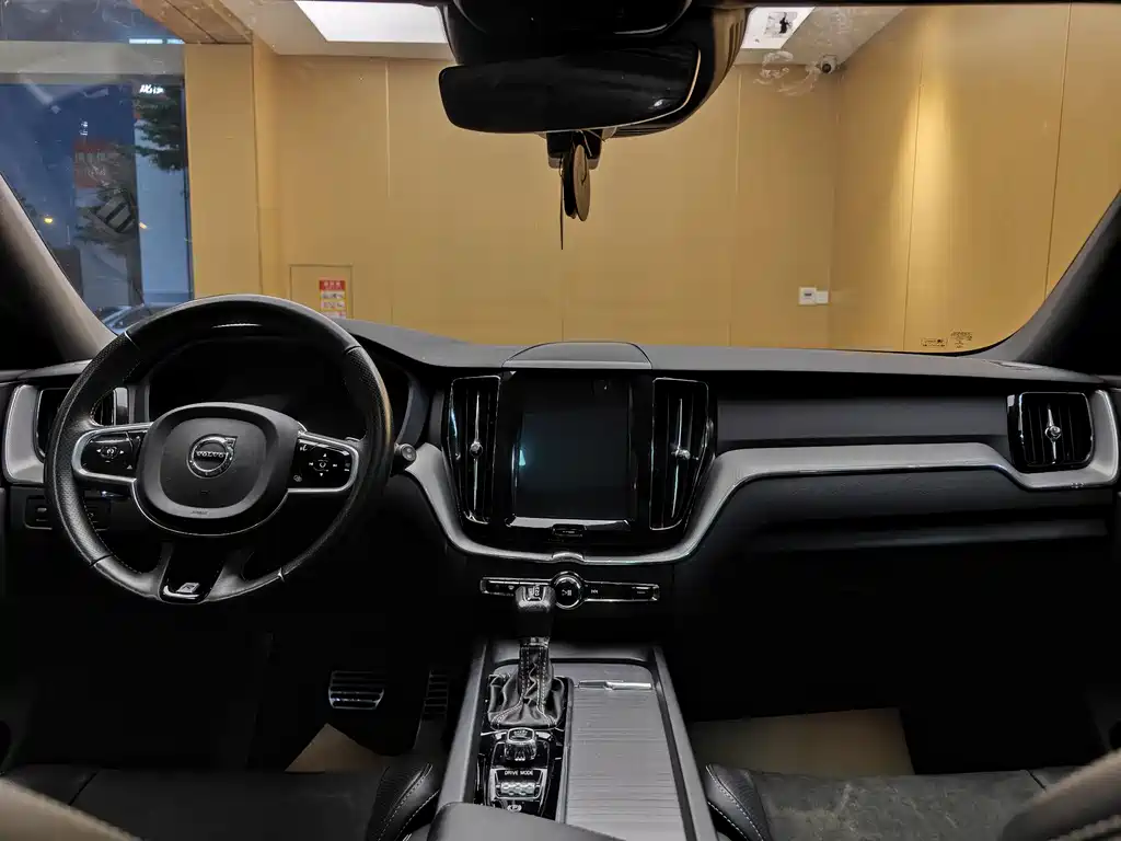 Volvo XC60 2018 — фото 20