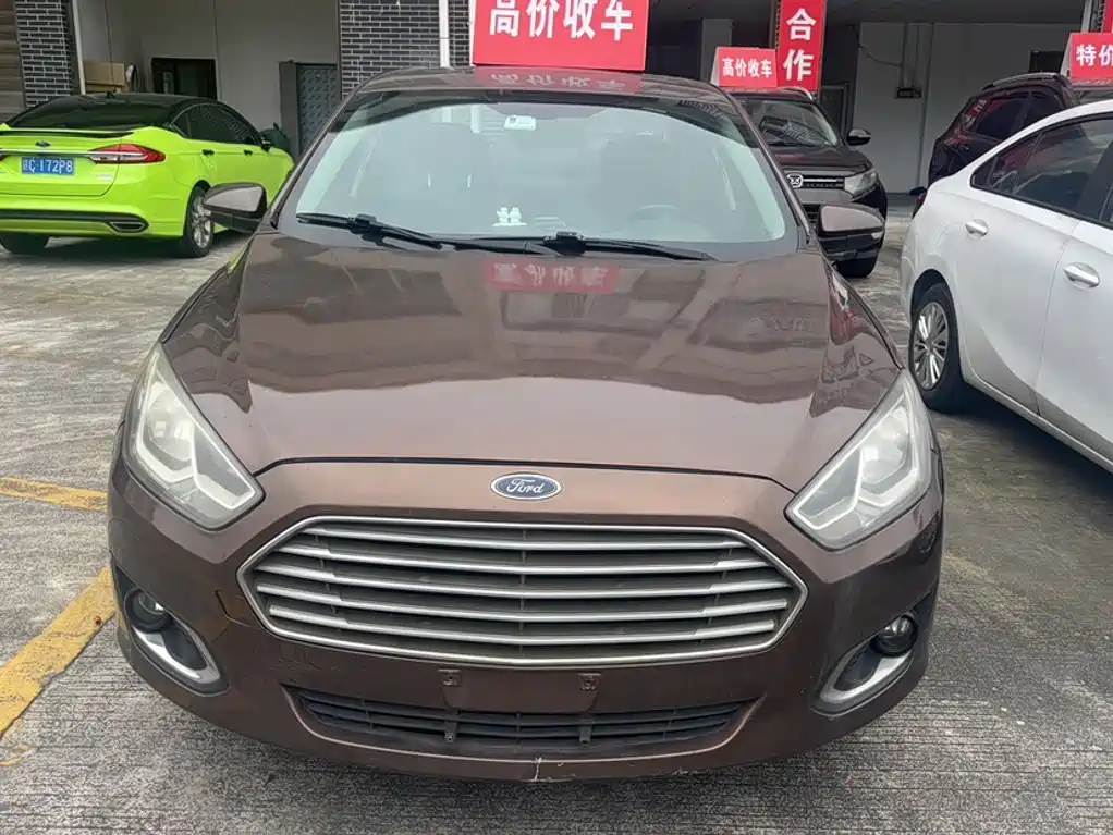 Ford Escort 2015 — фото 18
