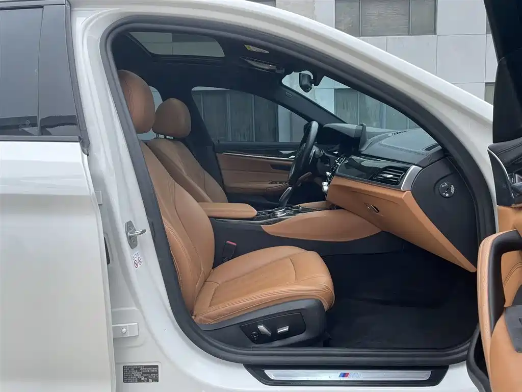 BMW 5 Series 2019 — фото 12