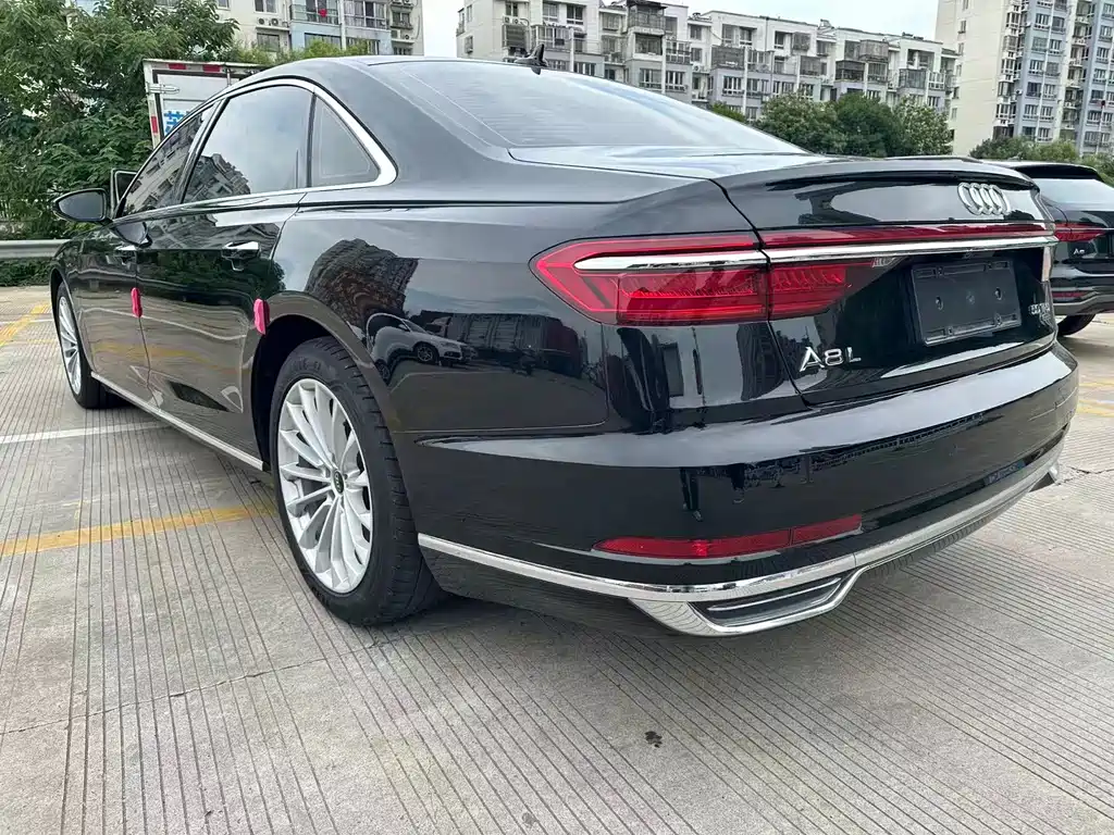 Audi A8 2022 — фото 12