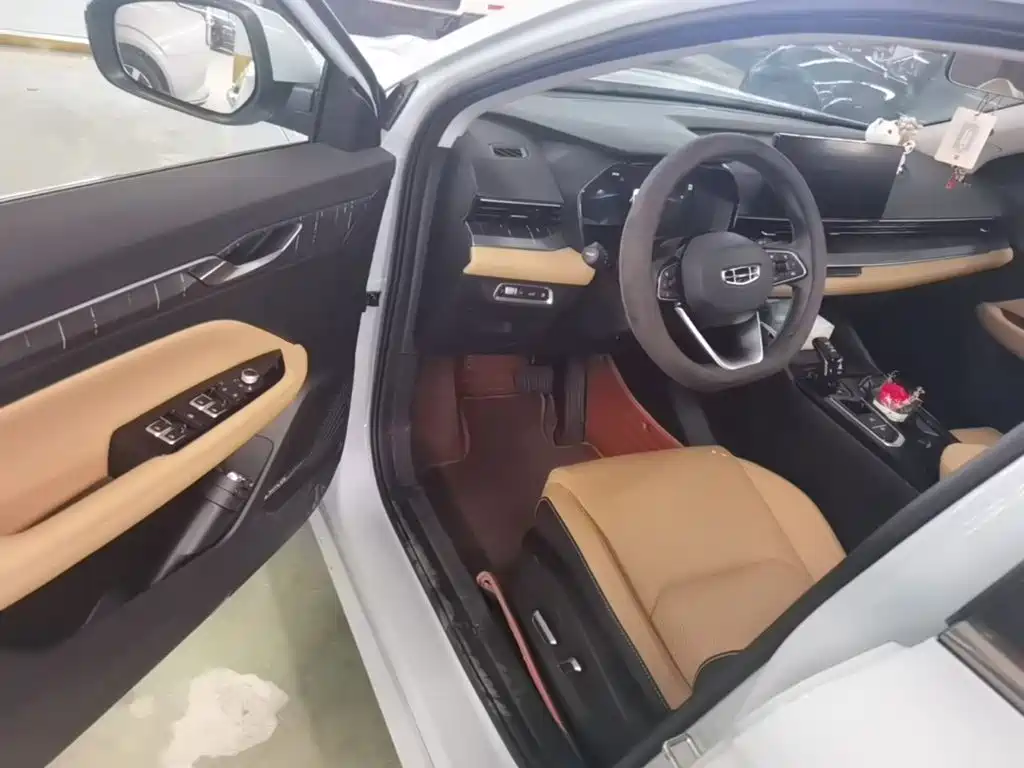 Geely Emgrand L Hip 2025 — фото 12