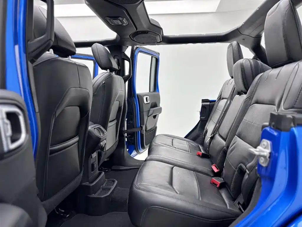 Jeep Wrangler 2023 — фото 27