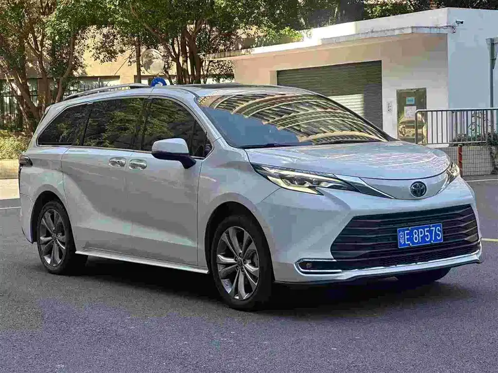 Toyota Sienna 2022 — фото 1