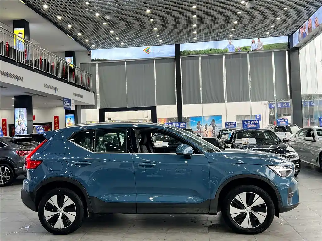 Volvo XC40 2025 — фото 4