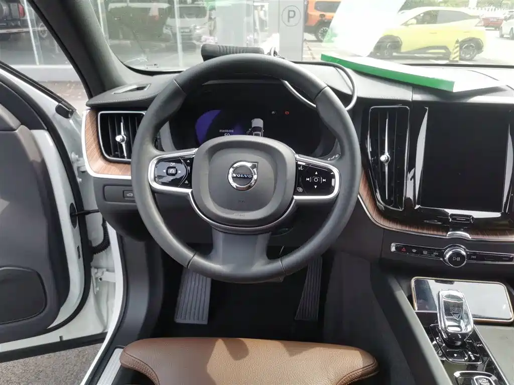Volvo XC60 2025 — фото 11