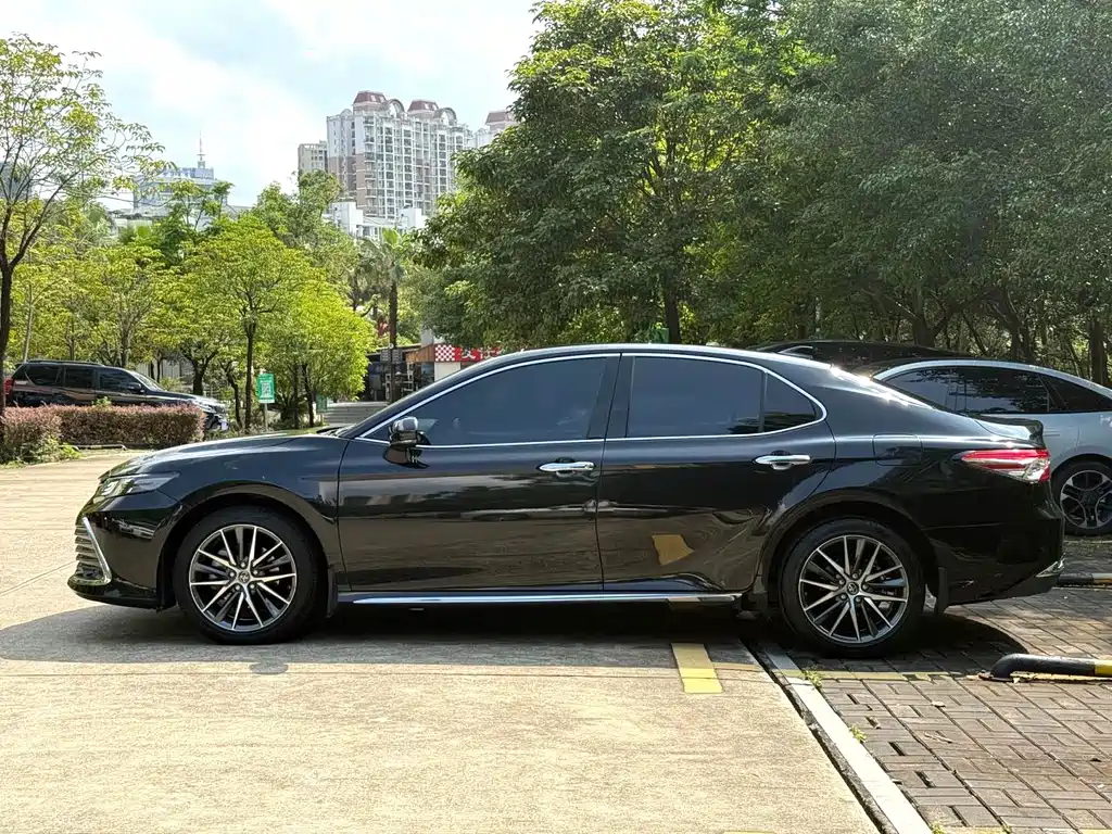 Toyota Camry 2023 — фото 11