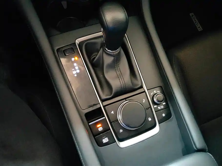 Mazda 3 Axela 2022 — фото 16
