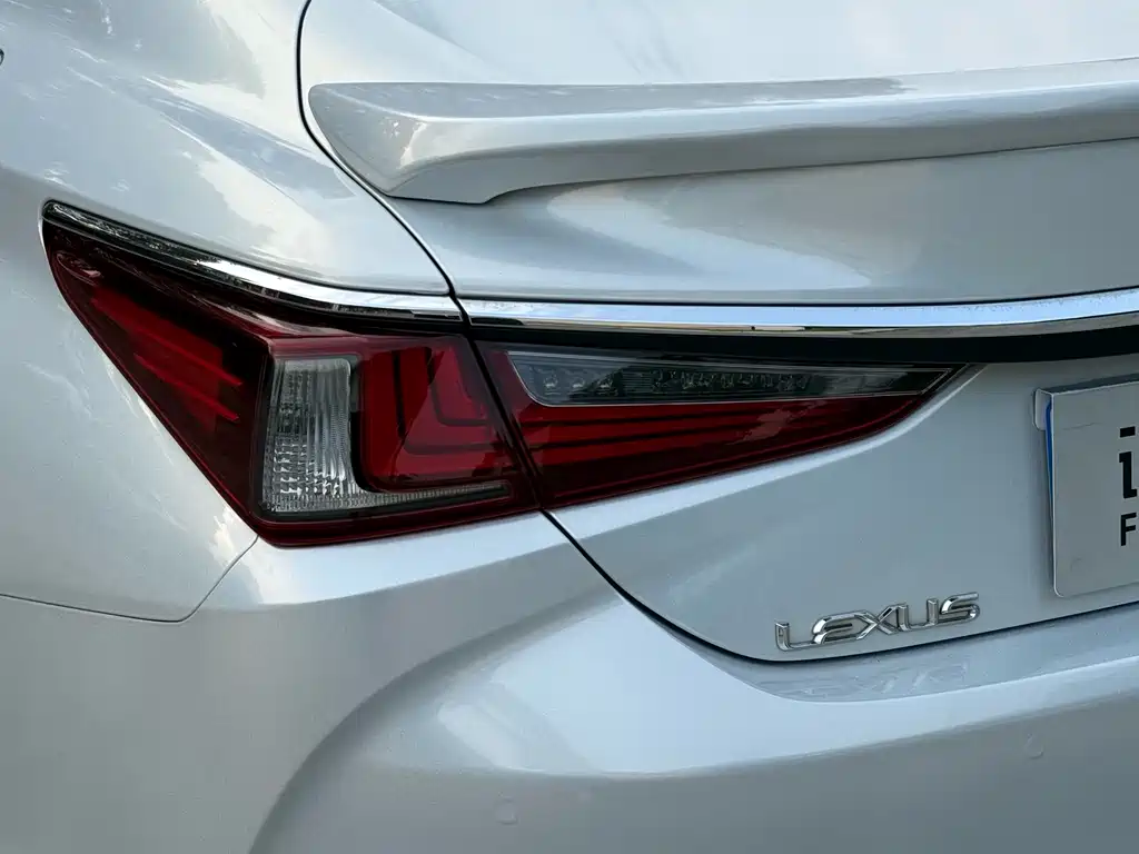 Lexus ES 2018 — фото 22