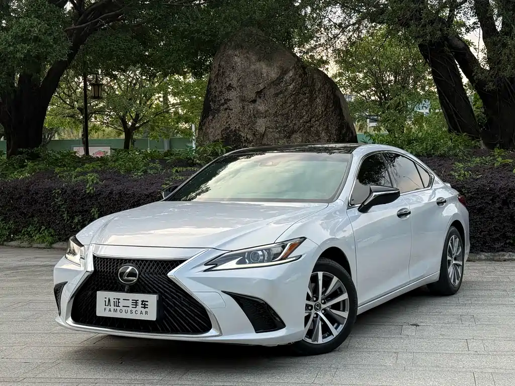 Lexus ES 2018 — фото 1