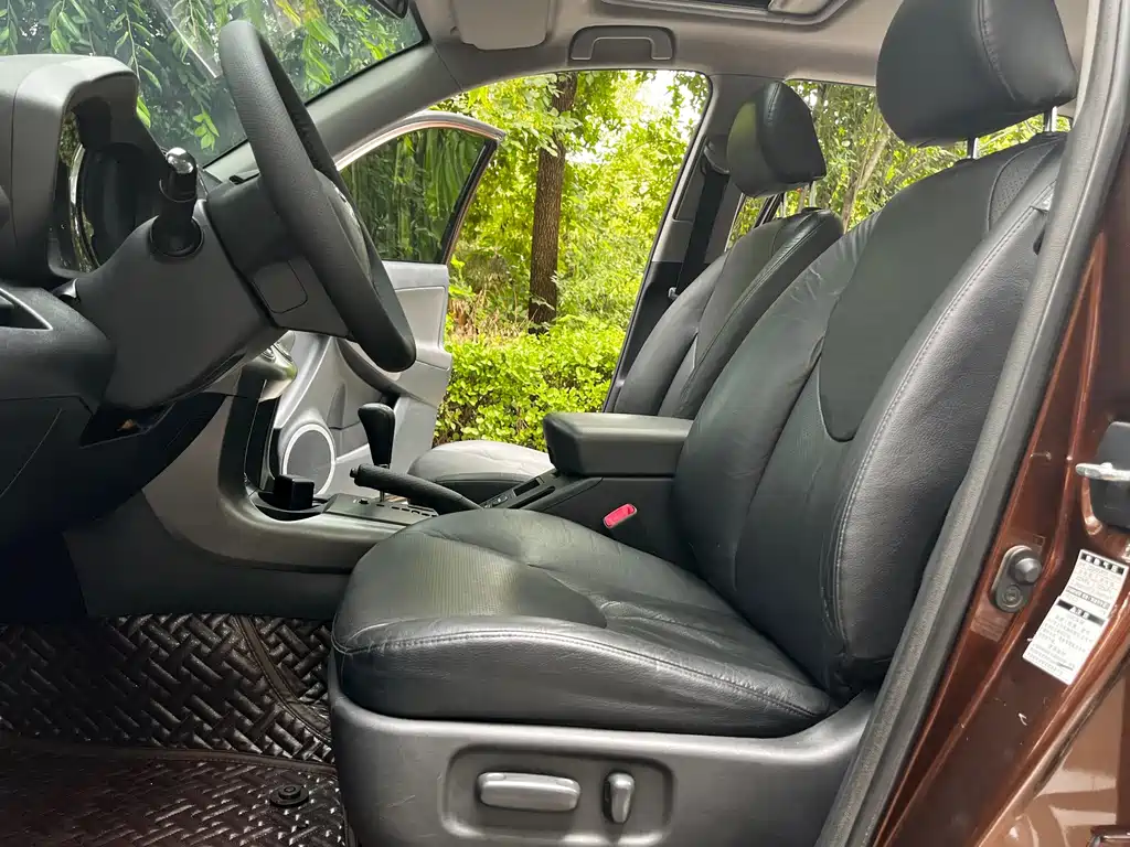Toyota RAV4 2013 — фото 18