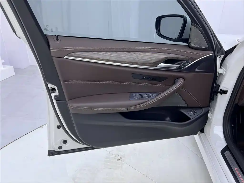BMW 5 Series 2022 — фото 17