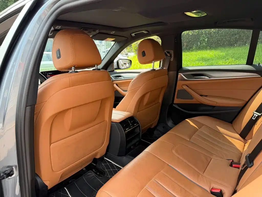 BMW 5 Series 2019 — фото 11