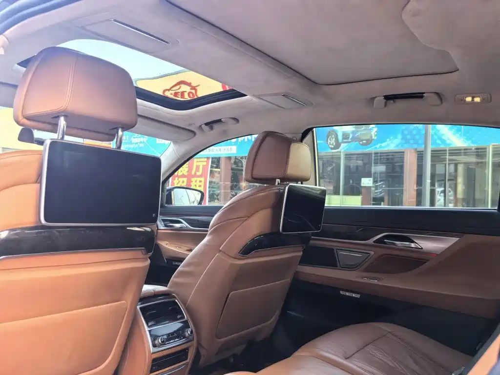 BMW 7 Series 2017 — фото 13