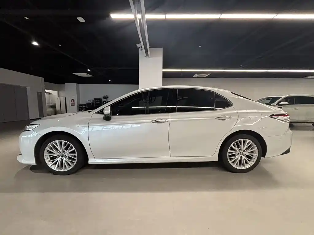 Toyota Camry 2019 — фото 3