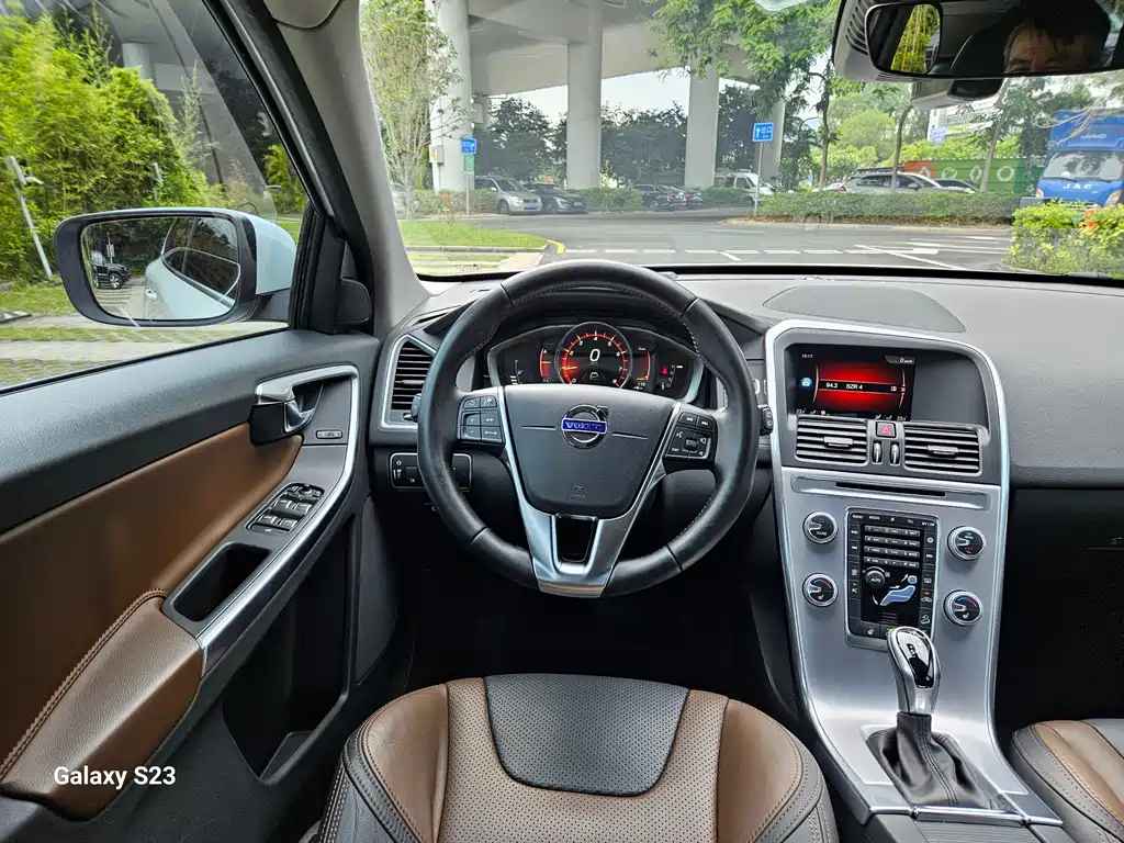 Volvo XC60 2017 — фото 18