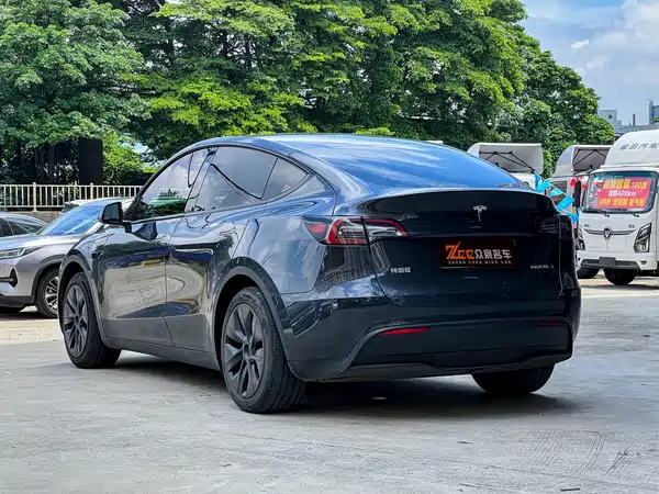Tesla Model Y 2024