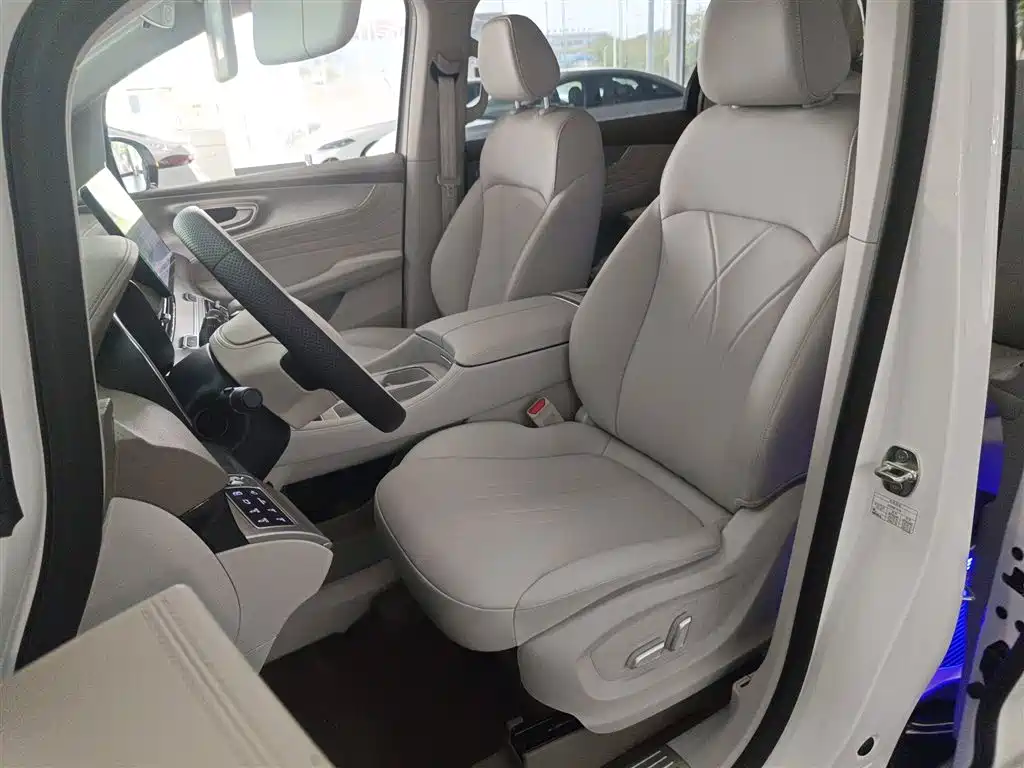 Roewe iMAX8 New Energy 2025 — фото 15