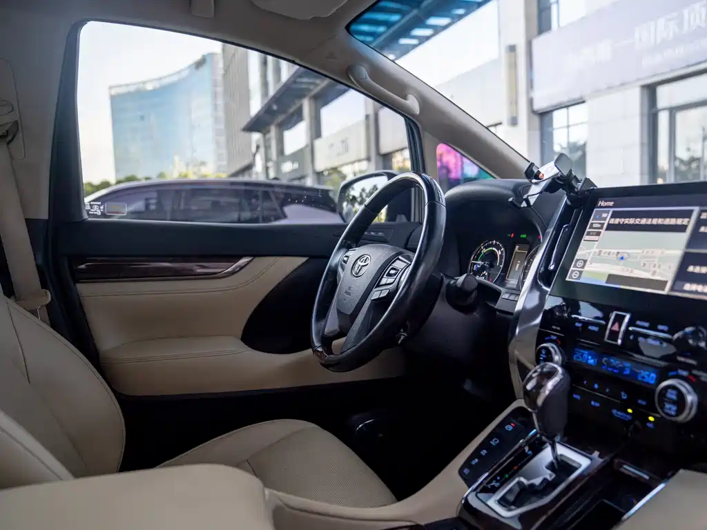 Toyota Alphard 2021 — фото 18