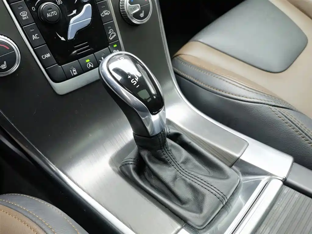 Volvo XC60 2015 — фото 13