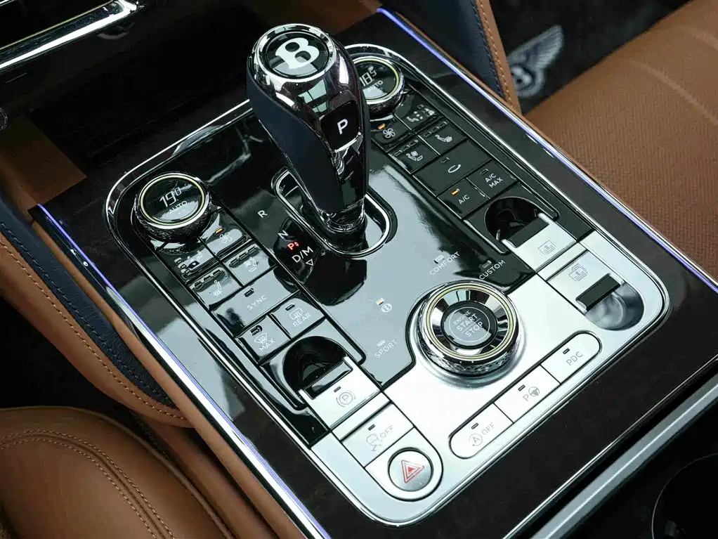 Bentley Flying Spur 2024 — фото 10