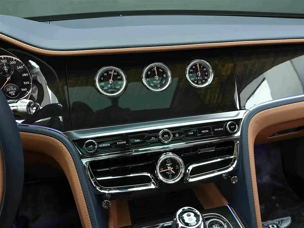 Bentley Flying Spur 2024 — фото 17