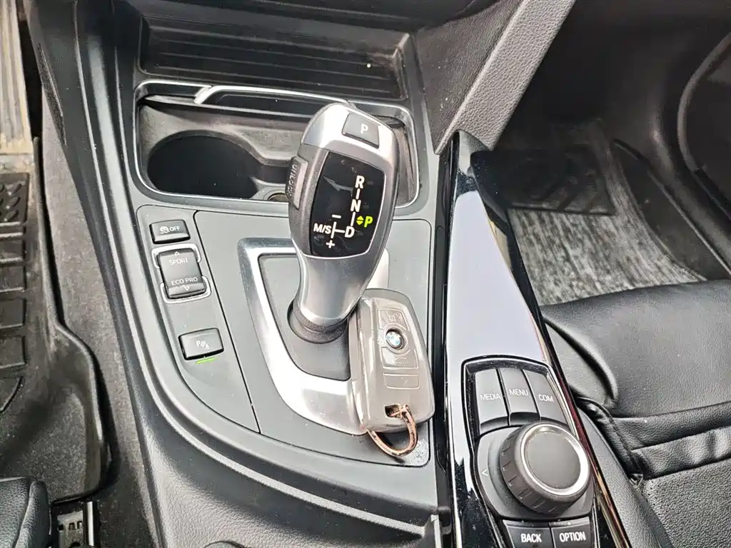BMW 3 Series 2018 — фото 14
