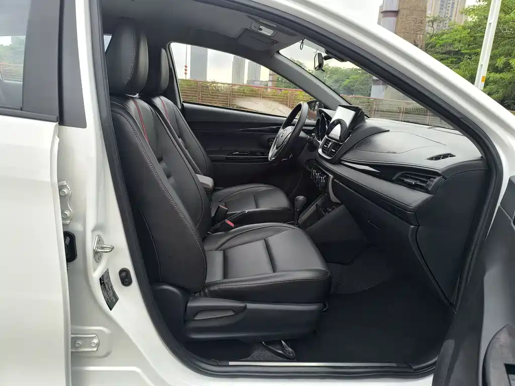 Toyota Yaris L 2022 — фото 12
