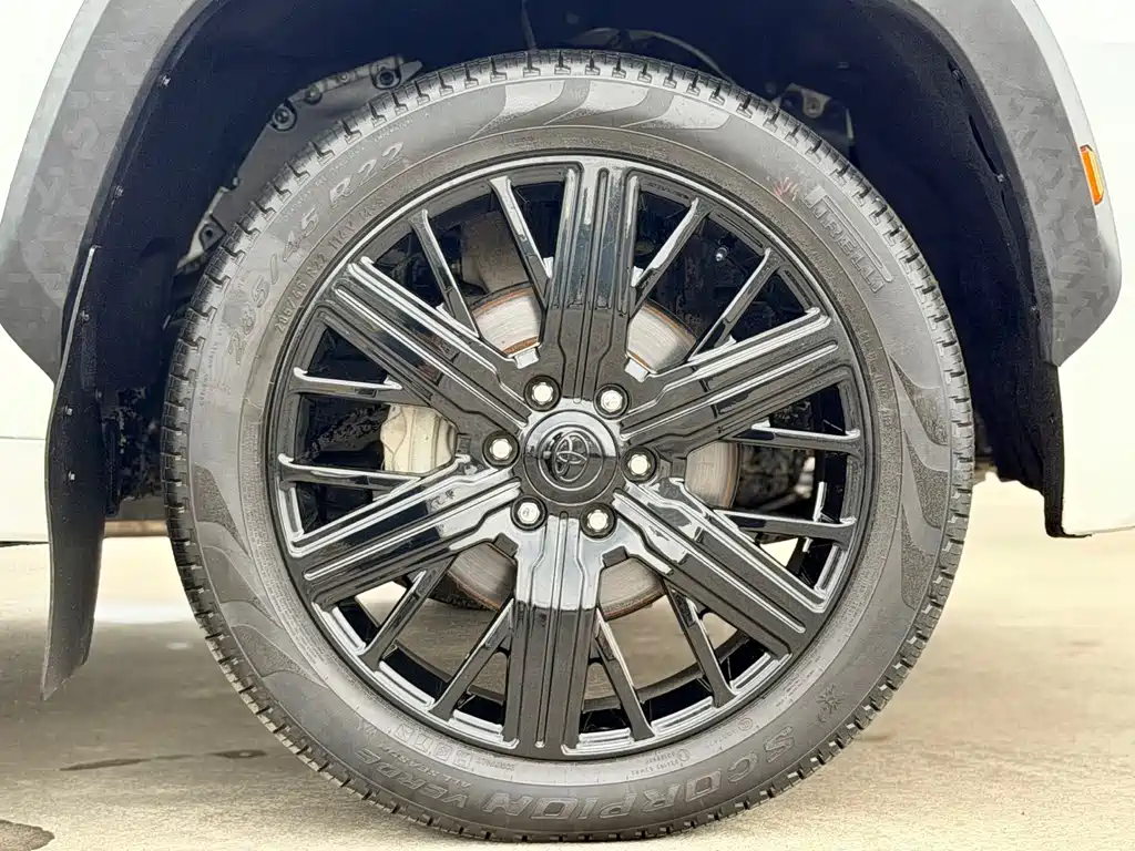 Toyota Sequoia 2023 — фото 18