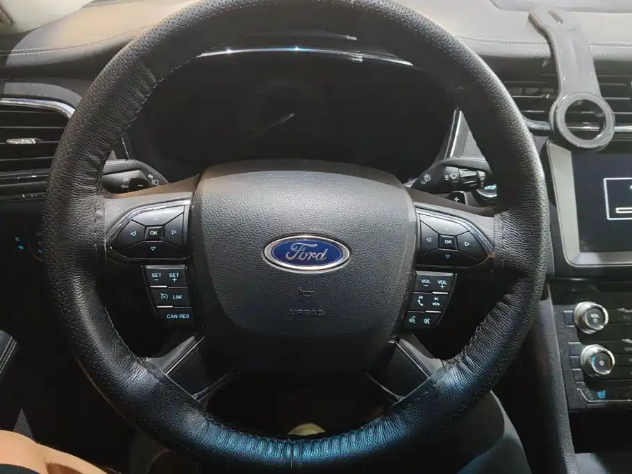 Ford Taurus 2016 — фото 14