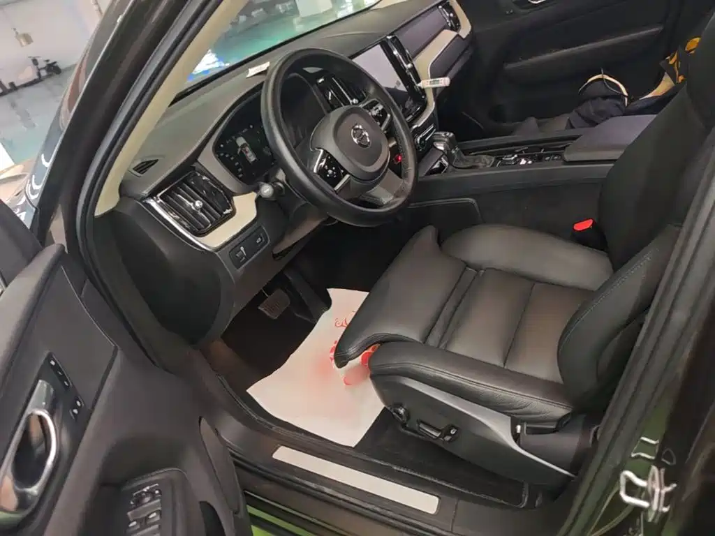 Volvo XC60 2021 — фото 15