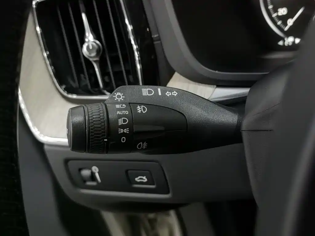 Volvo XC60 2018 — фото 21