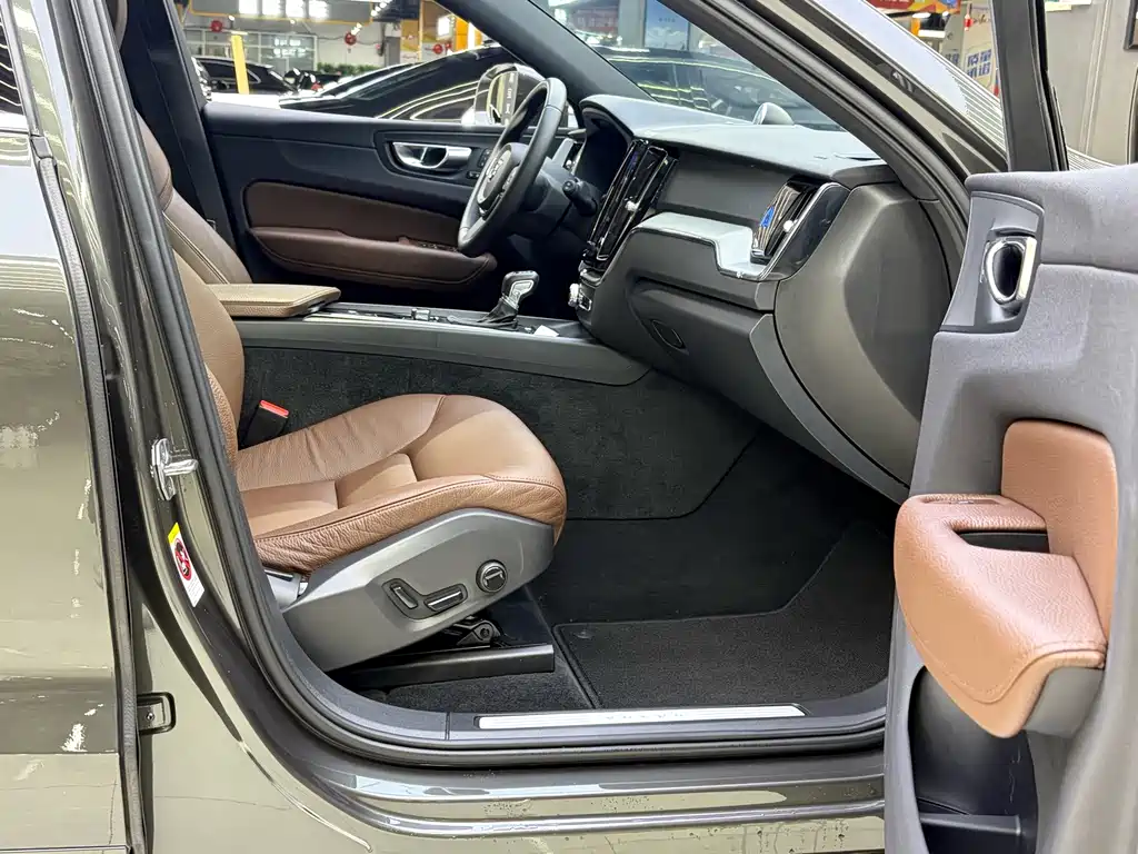 Volvo XC60 2020 — фото 13