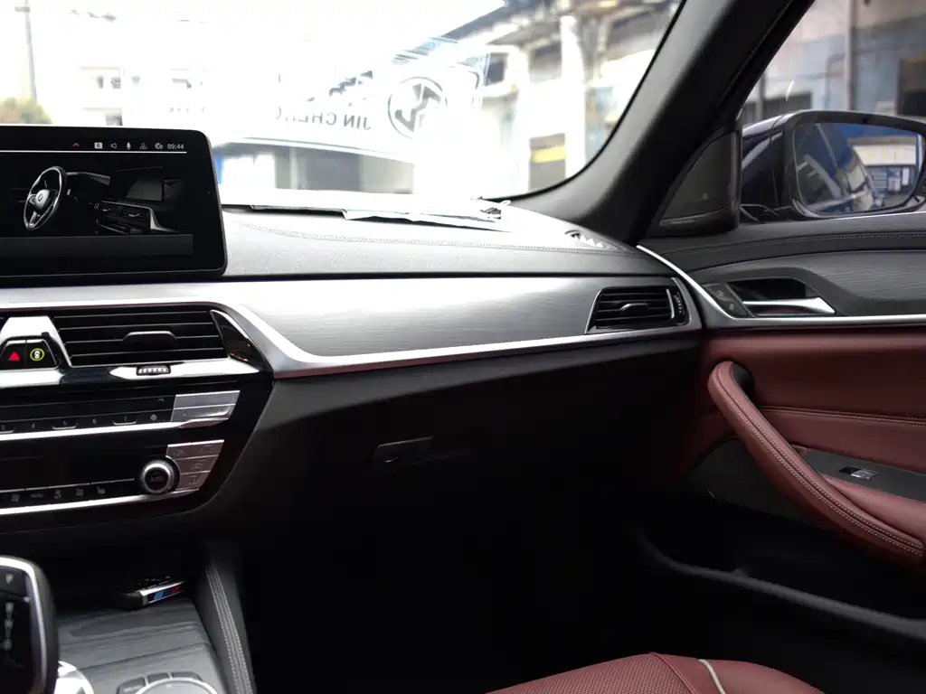 BMW 5 Series 2023 — фото 14