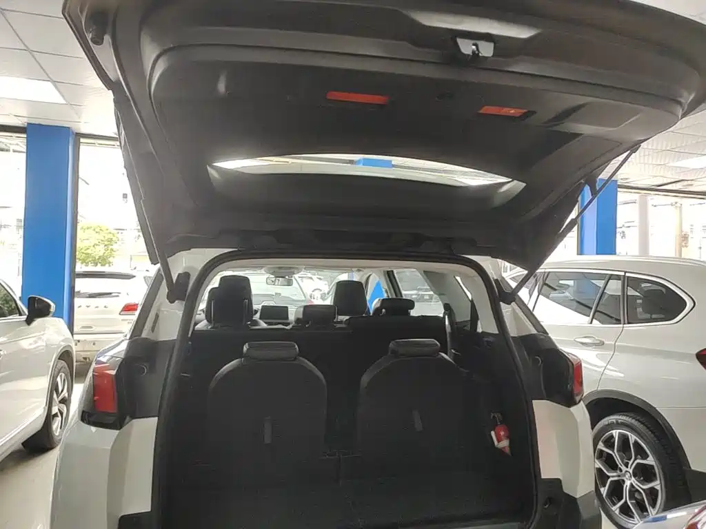 Peugeot 5008 2018 — фото 19