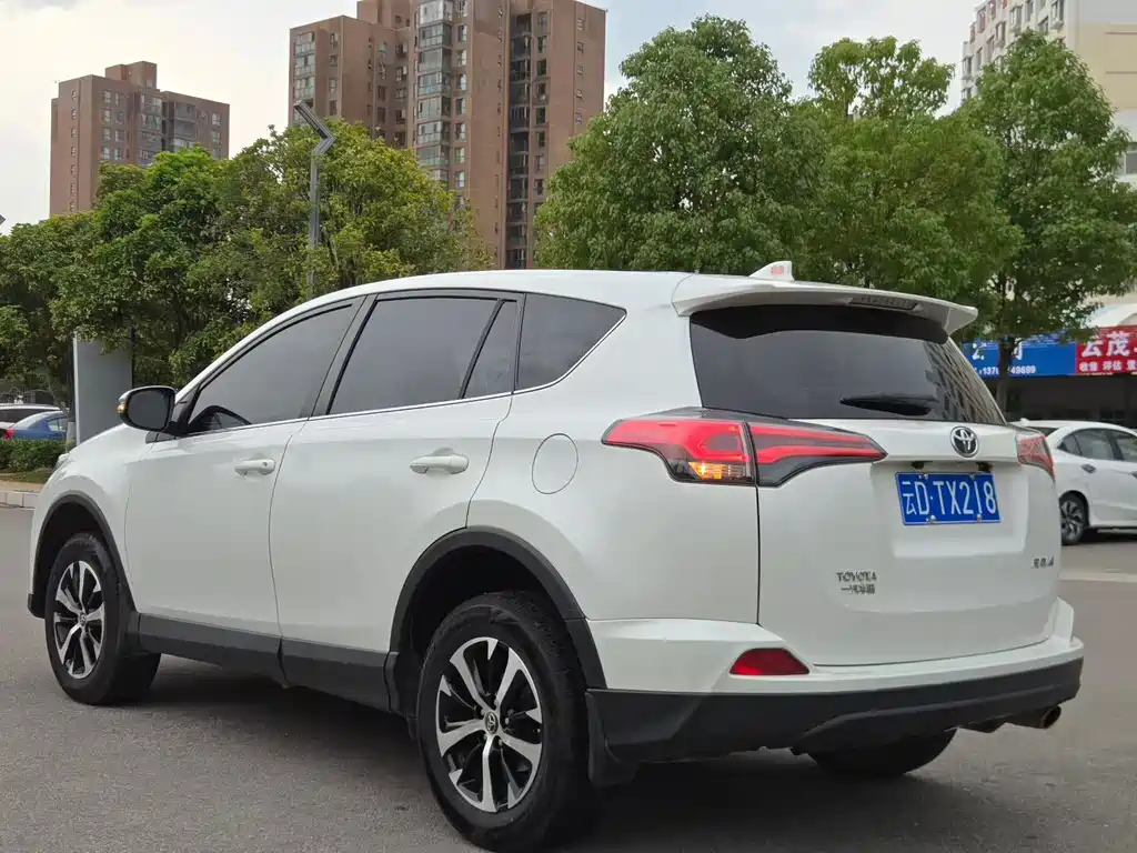 Toyota RAV4 2019 — фото 7