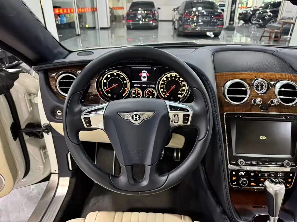 Bentley Continental 2017 — фото 15