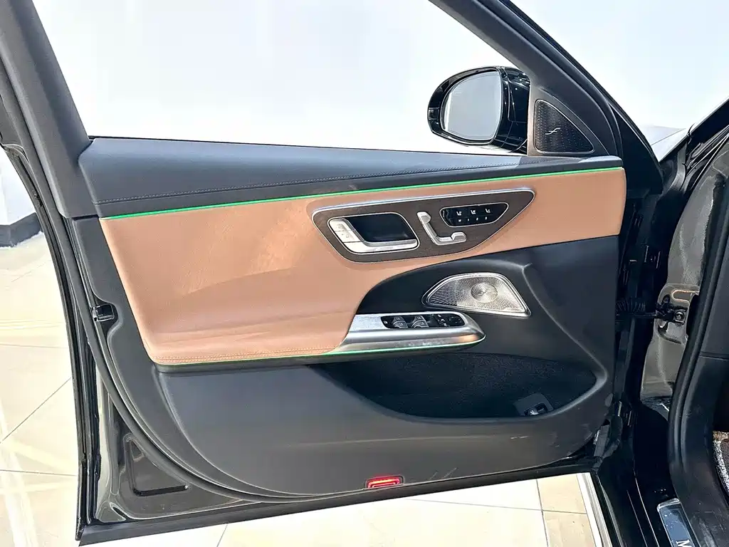 Mercedes-Benz E-Class 2024 — фото 16