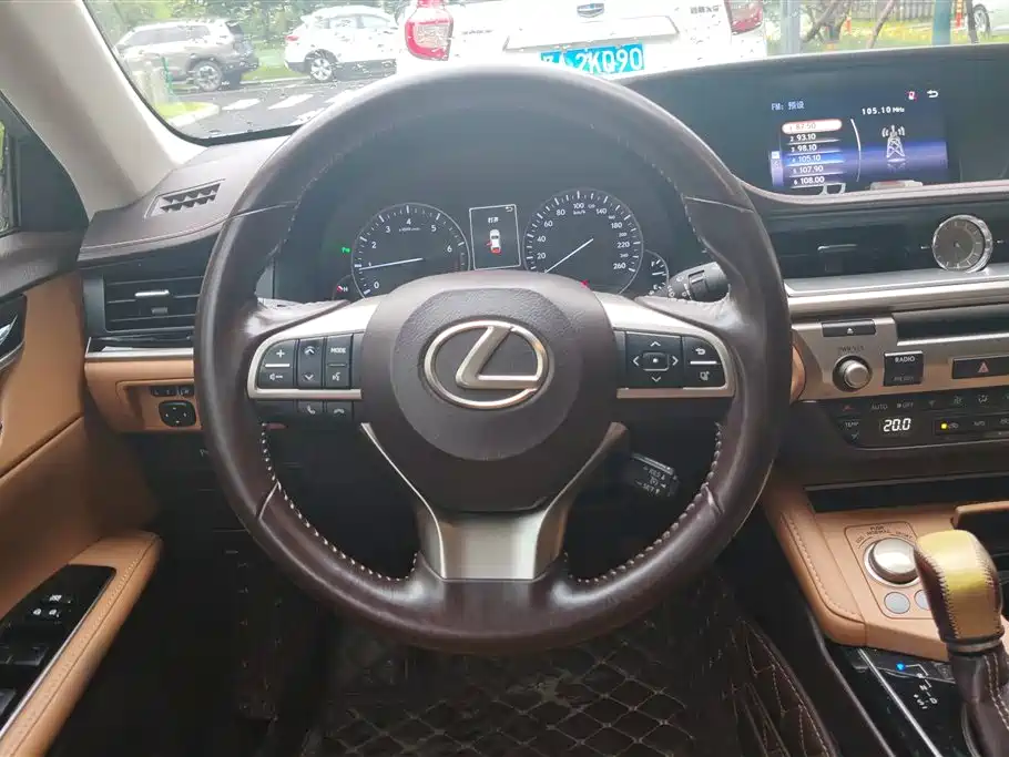 Lexus ES 2017 — фото 15