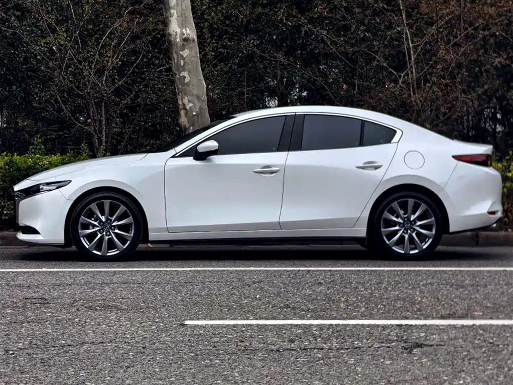 Mazda 3 Axela 2023 — фото 16